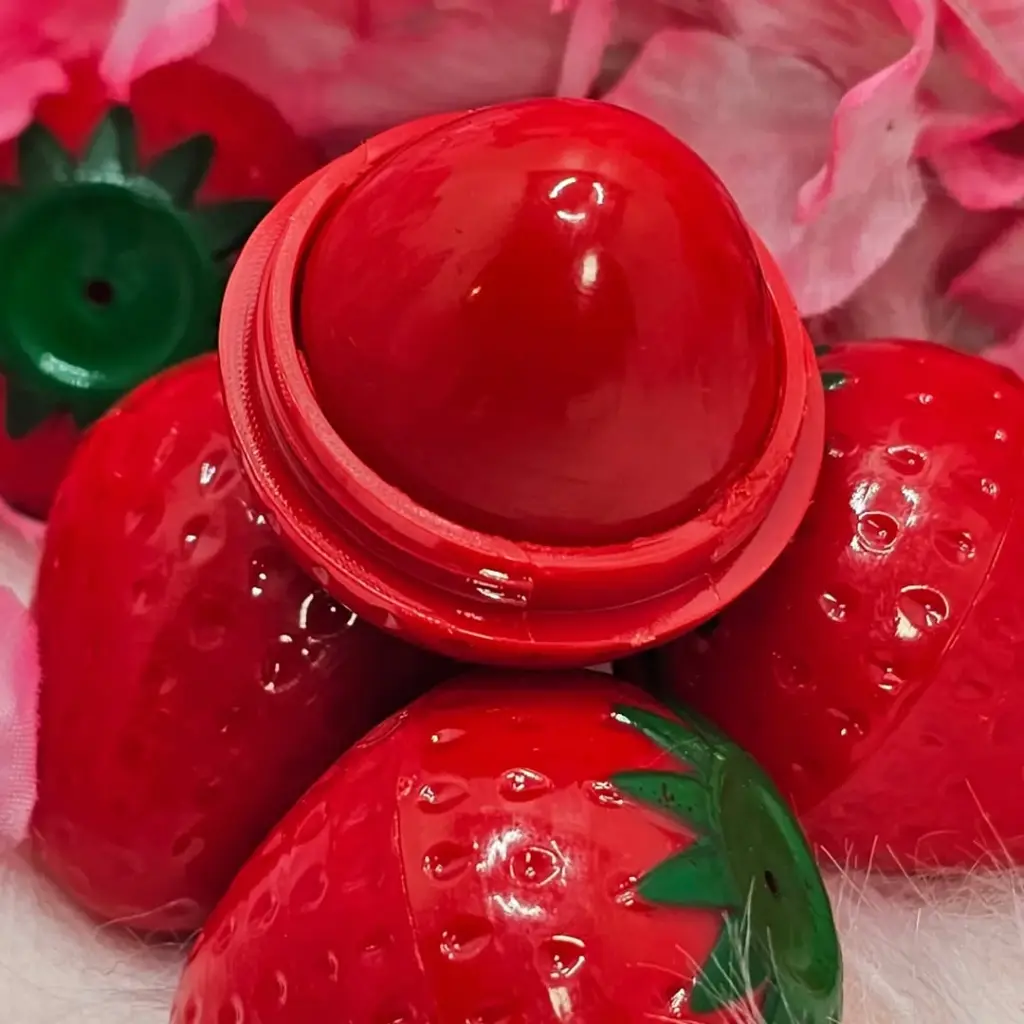 ️Bálsamo Labial ️  Fresita Este bálsamo hidrata, nutre y protege tus labios .Su diseño encantador en forma de frutilla no sólo es adorable, sino también práctico   ️. Deja un sutil color rojo en los labios, idea.webp