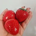 ️Bálsamo Labial ️  Fresita Este bálsamo hidrata, nutre y protege tus labios .Su diseño encantador en forma de frutilla no sólo es adorable, sino también práctico   ️. Deja un sutil color rojo en los labios,  (1).webp