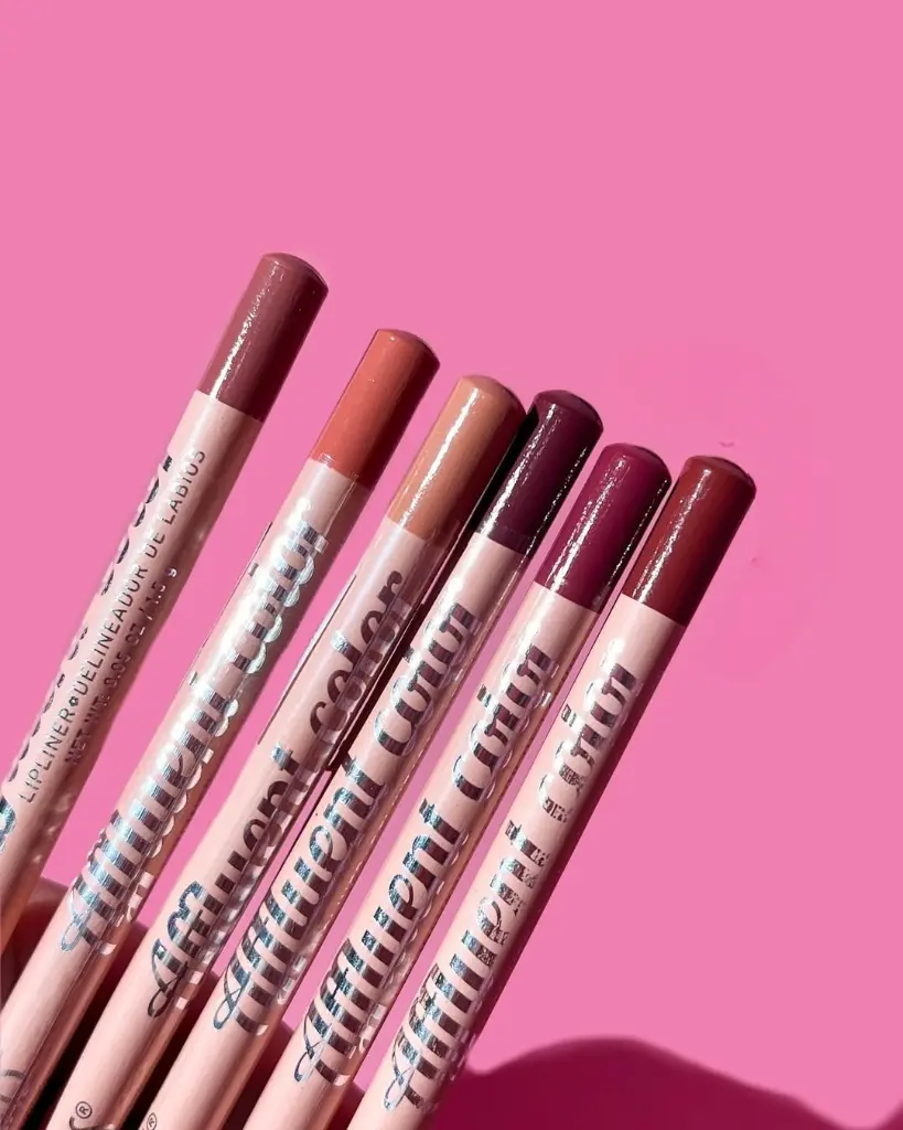 Lápiz de labios   USHAS El delineado de labios resalta tu belleza natural, acentuando la forma de tus labios. Utiliza un delineador que coincida con tu tono de labios y sigue el contorno natural para lograr u (3).webp