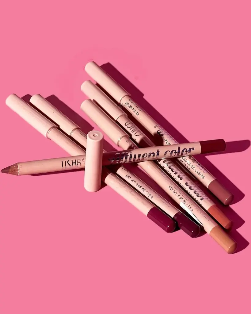 Lápiz de labios   USHAS El delineado de labios resalta tu belleza natural, acentuando la forma de tus labios. Utiliza un delineador que coincida con tu tono de labios y sigue el contorno natural para lograr u (2).webp