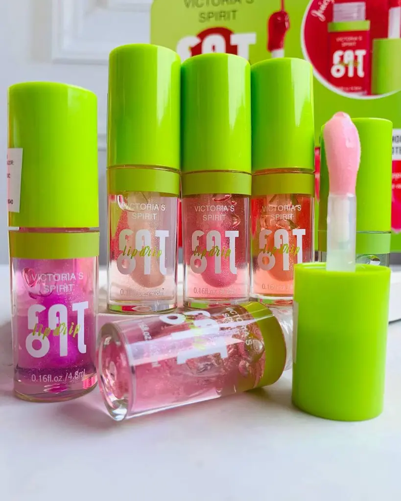 LIP OIL FAT VICTORIA SPIRIT un producto que garantiza seguridad y confianza en cada aplicación. Experimenta la sensación de llevar contigo un cuidado único para tus labios. ¡Hazte con el tuyo y disfruta de la (1).webp
