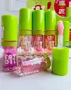 LIP OIL FAT VICTORIA SPIRIT un producto que garantiza seguridad y confianza en cada aplicación. Experimenta la sensación de llevar contigo un cuidado único para tus labios. ¡Hazte con el tuyo y disfruta de la (1).webp