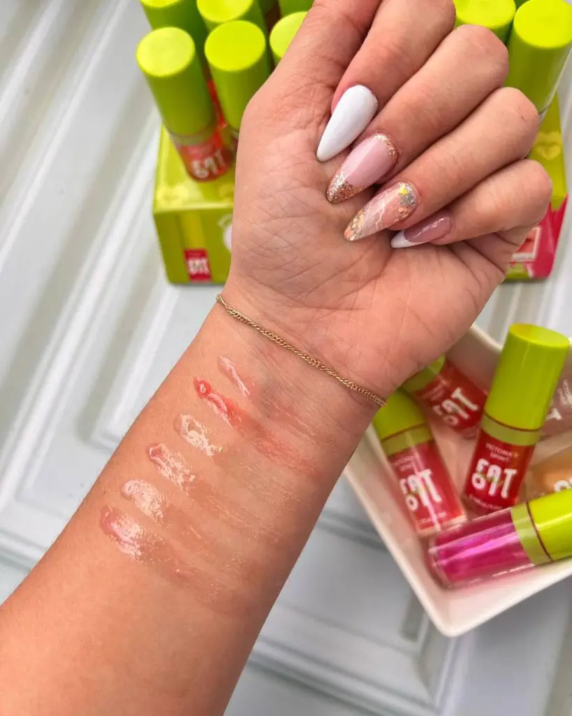 LIP OIL FAT VICTORIA SPIRIT un producto que garantiza seguridad y confianza en cada aplicación. Experimenta la sensación de llevar contigo un cuidado único para tus labios. ¡Hazte con el tuyo y disfruta de labios.webp